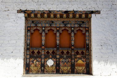Zengin Punakha, Merkezi Birleşik Arap Emirlikleri - Asya Punakha Dzong manastırda Bhutan tarzında ağaçtan windows dekore edilmiştir.
