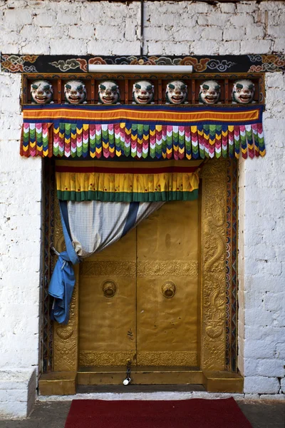 Puerta dorada dentro del monasterio Pukankha Dzong en Punakha, Bután - Asia —  Fotos de Stock