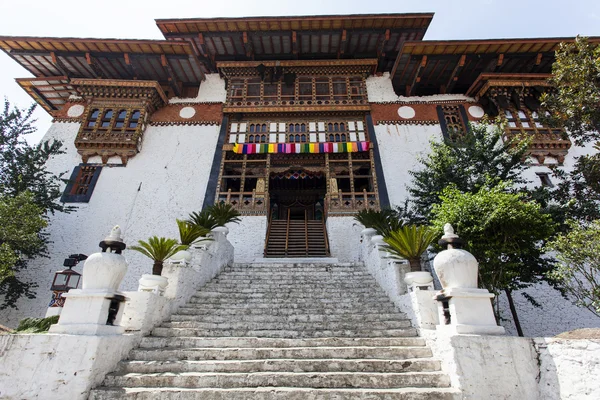 Brama wjazdowa i schody Punakha Dzong - Punakha - centrum Bhutanu — Zdjęcie stockowe