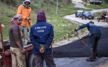 Bhutan yolda çalışan Hintli erkek