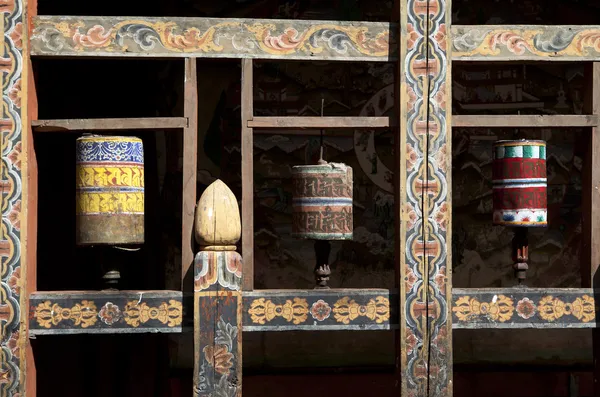Färgglada prayer wheel - trongsa dzong kloster - centrala bhutan - Asien — Stockfoto