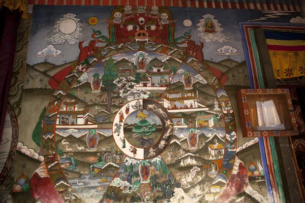 Peinture murale avec la roue de la vie à l'intérieur du monastère Trongsa Dzong au Bhoutan — Photo