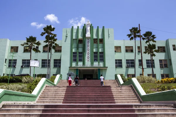 Entrance of a hospital in Santiago de Cuba in Cuba, North America — Stock Photo, Image