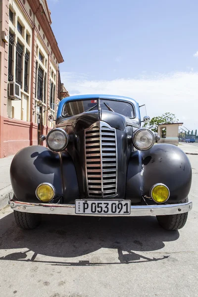 Schwarzes auto der zwanziger jahre in santiago de cuba, kuba, nordamerika — Stockfoto