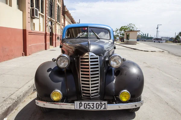 Schwarzes auto der zwanziger jahre in santiago de cuba, kuba, nordamerika — Stockfoto