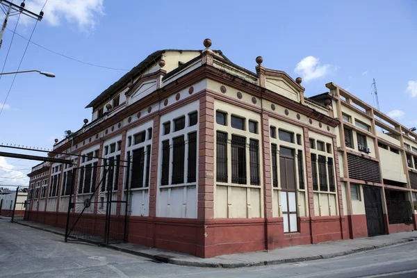 Oude bacardi distilleerderij gebouw in santiago de cuba, cuba, Noord-Amerika. — Stockfoto