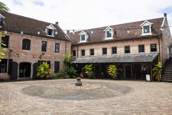 院子里的安平古堡在帕拉马里博-苏里南 — 图库照片
