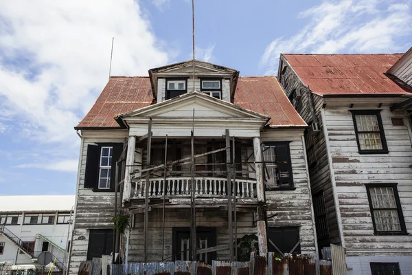 Antigua casa en el centro de Paramaribo - Surinam - Sudamérica —  Fotos de Stock