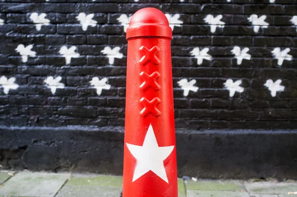 Amsterdammertje (symbool van Amsterdam) versierd met een ster - Amsterdam - Nederland — Stockfoto