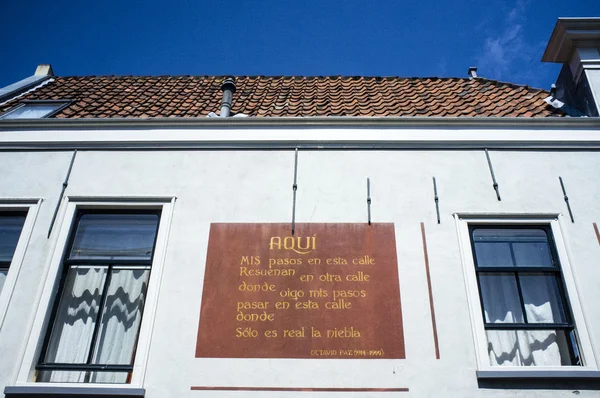 Spanish poem on the wall of a house in the center of Leiden, The Netherlands — Stock Photo, Image