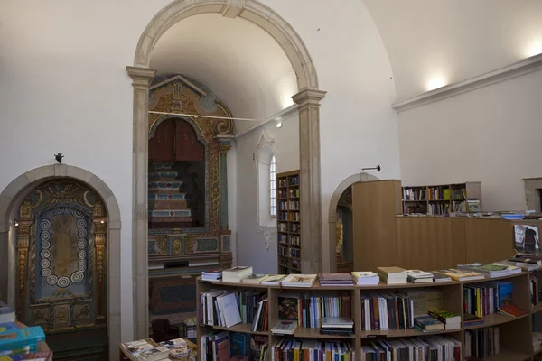 Interior de una librería dentro de una antigua iglesia en Obidos, Portugal, Europa —  Fotos de Stock