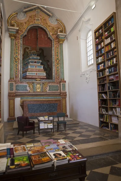 Interior of a bookstore inside an old church in Obidos, Portugal, Europe — Stock Photo, Image