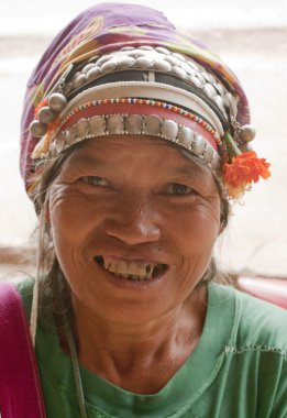 yaşlı kadın muang yerel kabile kostümlü şarkı - Kuzey laos - Asya