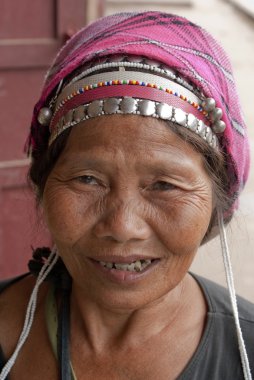 yaşlı kadın muang yerel kabile kostümlü şarkı - Kuzey laos - Asya