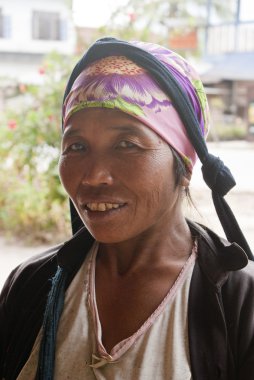 yaşlı kadın muang yerel kabile kostümlü şarkı - Kuzey laos - Asya