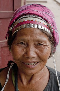 yaşlı kadın muang yerel kabile kostümlü şarkı - Kuzey laos - Asya