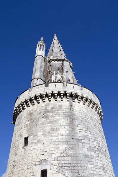 Башня Tour de la Lanterne в старом центре Ла-Рошель - Charente-Maritime во Франции — стоковое фото