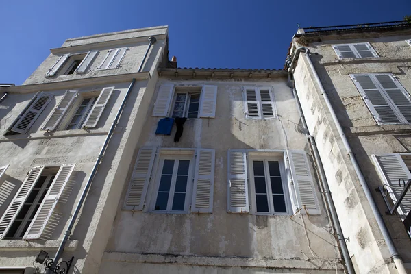 Facciata di antiche case francesi a La Rochelle, Charente-Maritime, Francia — Foto Stock