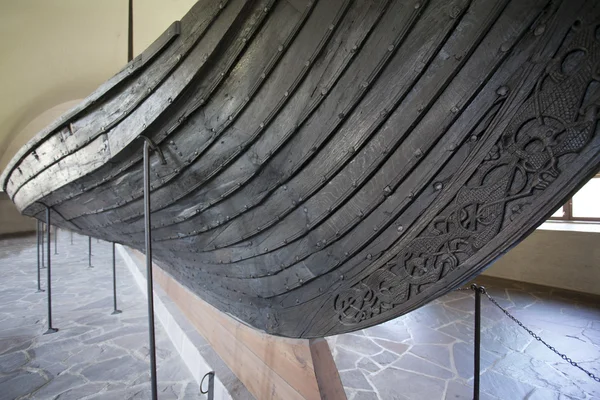 A tanyaház viking hajó a viking hajó Múzeum (vikingskipshuset), oslo – Norvégia — Stock Fotó
