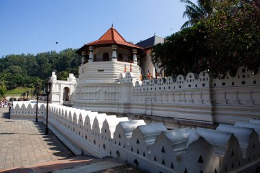 Kandy, Sri Lanka, Asya 'daki Sri Dalada Maligawa Kutsal Diş Anıtı tapınağının dışında.