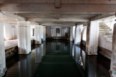 Kandy, Sri Lanka, Asya 'daki Kutsal Diş Anıtı Tapınağı (Sri Dalada Maligawa) yakınlarındaki eski kraliyet hamamının içinde.
