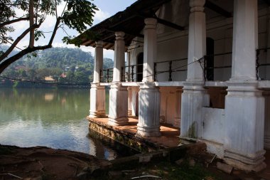 Kandy, Sri Lanka, Asya 'daki Kutsal Diş Anıtı Tapınağı (Sri Dalada Maligawa) yakınlarındaki eski kraliyet hamamının dışında.