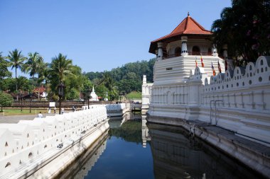 Kandy, Sri Lanka, Asya 'daki Sri Dalada Maligawa Kutsal Diş Anıtı tapınağının dışında.