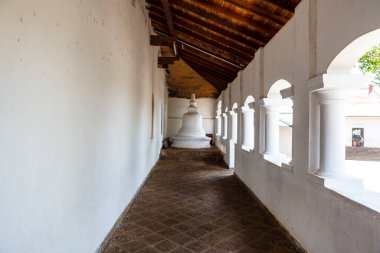 Dambulla, Central Sri Lanka, Sri Lanka, Asya 'daki Budist mağara tapınaklarının içindeki koridor.