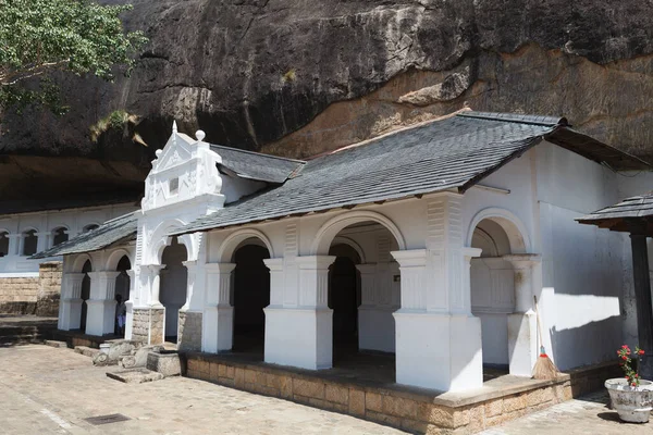 位于斯里兰卡中部达布莱拉 斯里兰卡和亚洲的佛寺外 — 图库照片