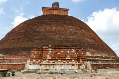 Abhayagiri Dagoba, Asya 'nın Sri Lanka kentindeki UNESCO tarafından listelenmiş antik Anuradhapura kentinde bulunan bir Budist tapınağıdır.