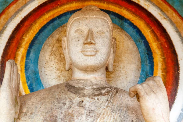 スリランカ アジアのAnuradhapuraのRuwanwelisaya Dagobaの頭の後ろにハローを持つ白い石仏像 — ストック写真