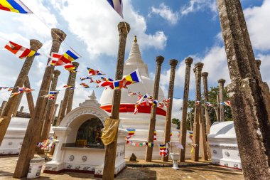 Kırmızı kurdeleli beyaz Thuparama dagoba, Anuradhapura, Sri Lanka, Asya