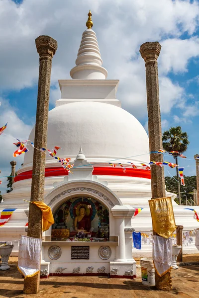 赤リボンの白いトゥパラマダゴバ Anuradhapura Sri Lanka Asia — ストック写真