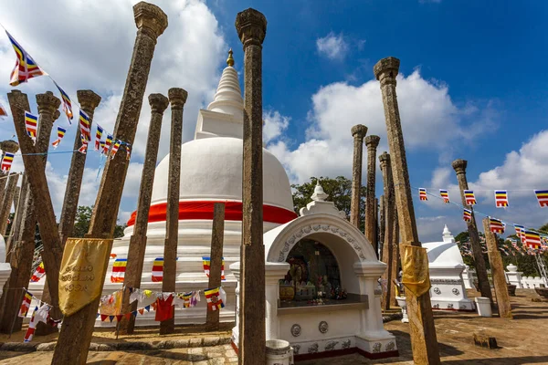 赤リボンの白いトゥパラマダゴバ Anuradhapura Sri Lanka Asia — ストック写真