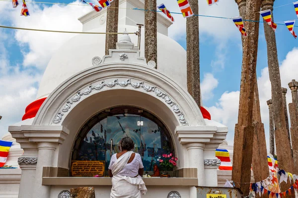 Bílá Dagoba Thuparama Červenou Stuhou Anuradhapura Srí Lanka Asie — Stock fotografie