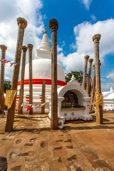 Bílá Dagoba Thuparama Červenou Stuhou Anuradhapura Srí Lanka Asie — Stock fotografie