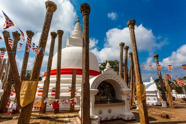 Bílá Dagoba Thuparama Červenou Stuhou Anuradhapura Srí Lanka Asie — Stock fotografie