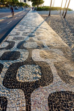 Ipanema 'daki ünlü kaldırımın siyah beyaz deseni (Oscar Niemeyer tarafından tasarlanmıştır), Rio de Janeiro, Brezilya, Güney Amerika