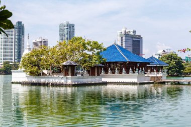 Colombo, Sri Lanka, Asya 'daki Beira Gölü' ndeki modern Seema Malak tapınağı.
