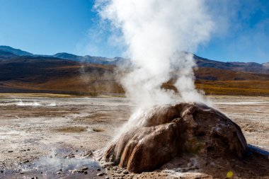 And Dağları, Atacama, Şili 'deki El Tatio jeotermal alanı.