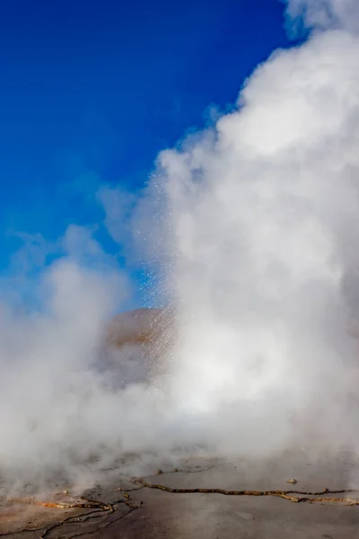 アンデス山脈 アタカマ チリの間欠泉を持つEl Tatio地熱フィールドの風景 — ストック写真