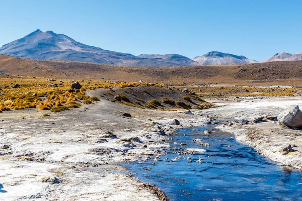 アンデス山脈 アタカマ 南米の間欠泉を持つエルタシオ地熱フィールドの風景 — ストック写真