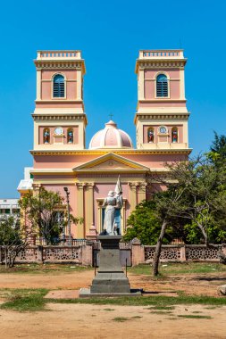 Notre Dame de Agnes Katedrali, Puducherry, Hindistan. Frizbideki şu metinle: D.O.M. İLK DOMINAE ANGELORUM. Bu da Tanrı 'ya ve Meleklerin Hanımı' nın koruması altında demek.