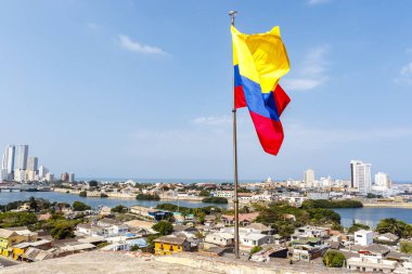 Kolombiya bayrağı Castillo San Felipe de Barajas 'ın tepesinde, Kolombiya, Cartagena şehrinde bir kale.