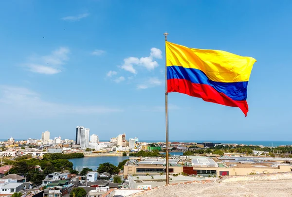 Kolombiya bayrağı Castillo San Felipe de Barajas 'ın tepesinde, Kolombiya, Cartagena şehrinde bir kale.