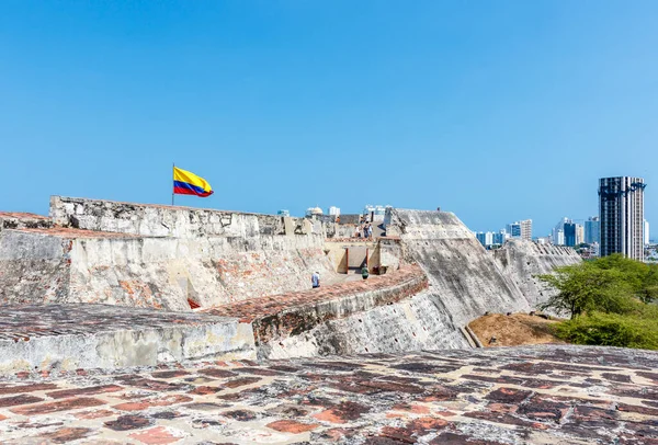 Kolombiya bayrağı Castillo San Felipe de Barajas 'ın tepesinde, Kolombiya, Cartagena şehrinde bir kale.