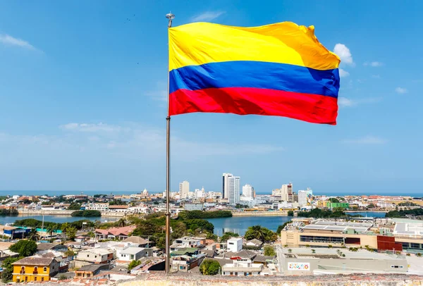 Kolombiya bayrağı Castillo San Felipe de Barajas 'ın tepesinde, Kolombiya, Cartagena şehrinde bir kale.
