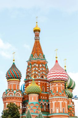 Kutsal Vasily Katedrali 'nin renkli kubbeleri. Moskova, Rusya ve Avrupa' daki Kızıl Meydan 'da Aziz Basil Katedrali olarak bilinir.