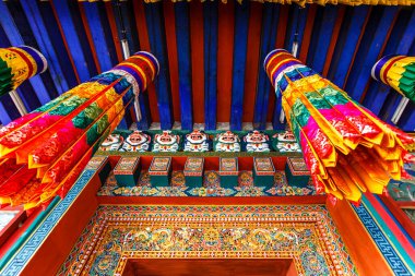 Paro, Butan, Asya 'daki Rinpun Dzong manastırının süslü kapısı.