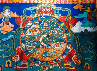 Paro, Butan, Asya 'daki Rinpun Dzong manastırının içindeki renkli Budist duvar resmi.